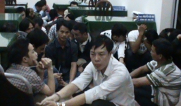 Hơn 80 thanh niên nam nữ đang cá độ bóng đá trong quán cà phê